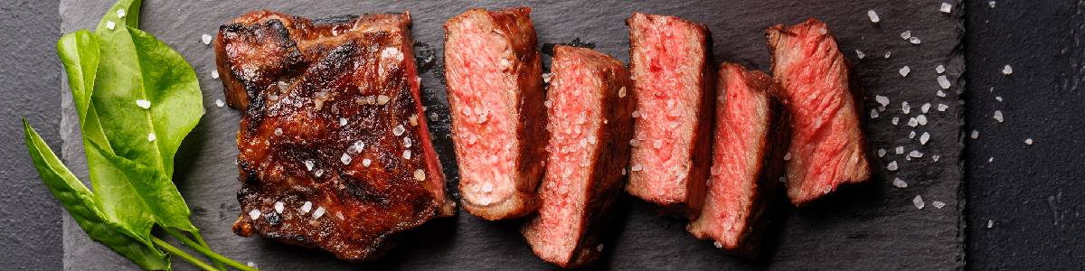 Grilled steak slices with spinach and salt.